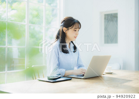 テレワーク　リビング　パソコン 94920922