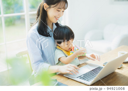 テレワーク　リビング　パソコン 94921008