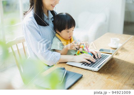 テレワーク　リビング　パソコン 94921009