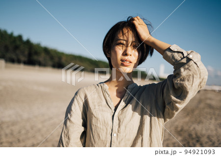 海辺にいる女性ポートレート 海辺にいる女性ポートレート 94921093