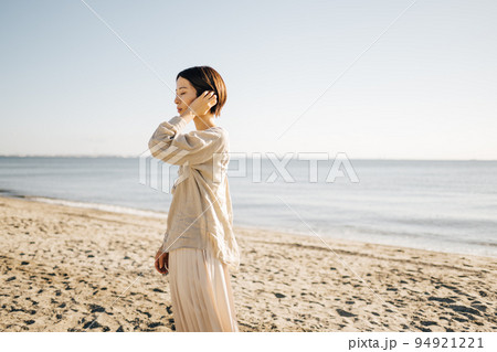 海辺を歩く女性ポートレート 94921221