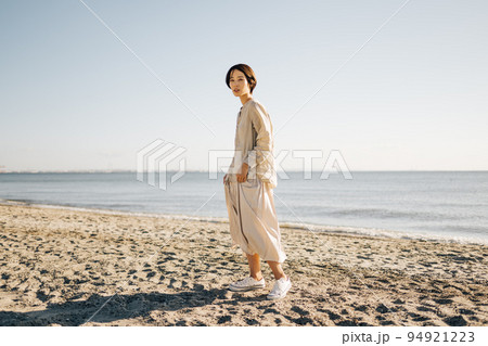 海辺を歩く女性ポートレート 94921223