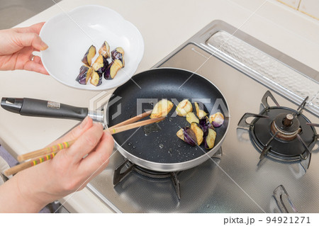 【茄子の揚げびたしを作る　炒めた茄子を皿に取る】 94921271