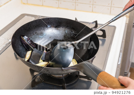 【マーボー茄子を作る　茄子を炒める】 94921276