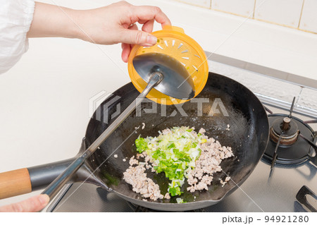 【マーボー茄子を作る　炒め上がったひき肉に青葱を入れる】 94921280