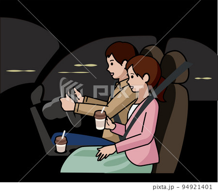 夜のドライブをする男女 94921401