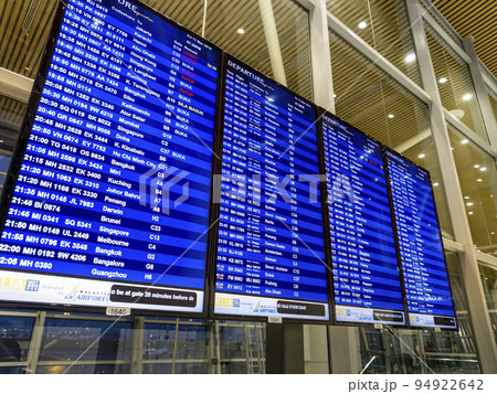 マレーシア・クアラルンプール国際空港の出発案内板 マレーシア・クアラルンプール国際空港の出発案内板 94922642
