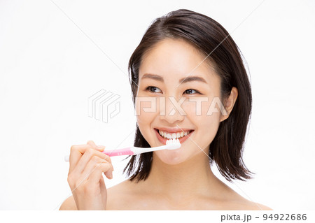 歯磨きする女性 94922686