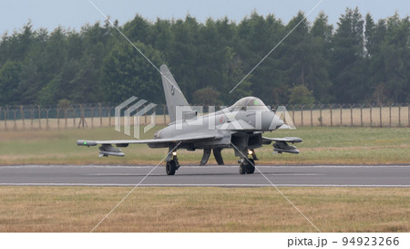 イタリア空軍ユーロファイターEF-2000着陸 94923266