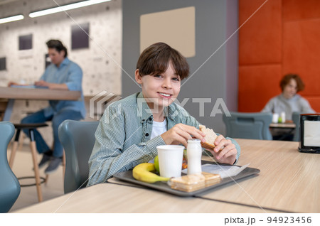 Pupil having lunch in the school canteen 94923456