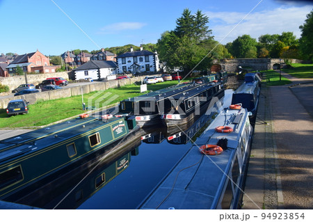 世界遺産　イギリス（英国）ポントカサステの水道橋　船着き場 94923854