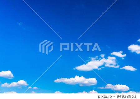 爽やかな秋の青空 94923953