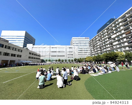 都会にある幼稚園の運動会 94924313