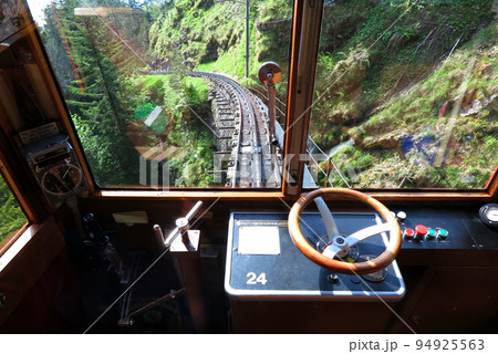 スイスのピラトゥス鉄道、世界一の急こう配、480パーミルの線路風景 スイスのピラトゥス鉄道、世界一の急こう配、480パーミルの線路風景 94925563