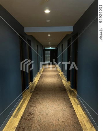 ブティックホテルの廊下 94926031