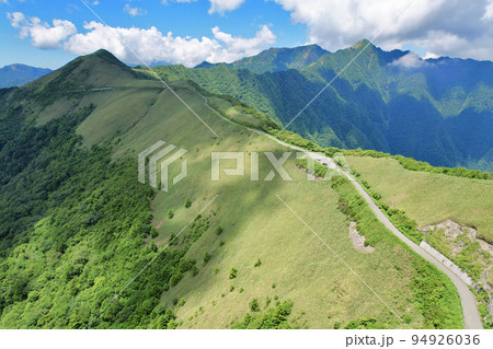 夏のUFOライン 西日本一の石鎚山へと続く天空の道 夏のUFOライン 西日本一の石鎚山へと続く天空の道 94926036