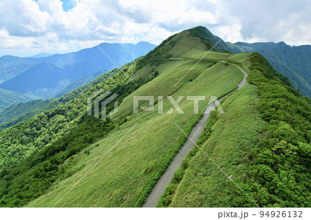 夏のUFOライン 西日本一の石鎚山へと続く天空の道 夏のUFOライン 西日本一の石鎚山へと続く天空の道 94926132