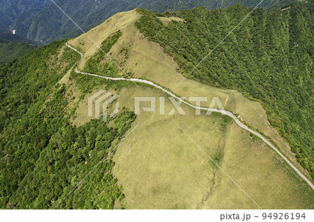 夏のUFOライン 西日本一の石鎚山へと続く天空の道 94926194