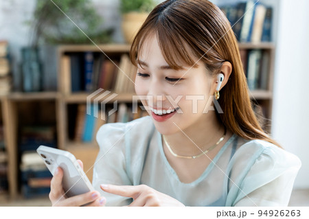 スマホで音楽を聴く若い女性 スマホで音楽を聴く若い女性 94926263