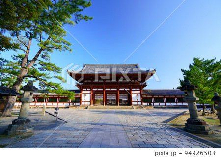 静寂の秋の早朝・無人の東大寺中門 94926503