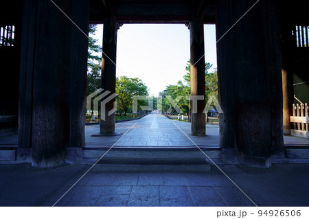 静寂の早朝・無人の東大寺南大門から東大寺・中門方面 静寂の早朝・無人の東大寺南大門から東大寺・中門方面 94926506