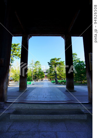 静寂の早朝・無人の東大寺南大門から東大寺・中門方面 静寂の早朝・無人の東大寺南大門から東大寺・中門方面 94926508