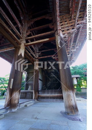 無人の東大寺南大門 94926510