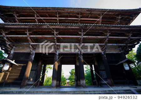 静寂の早朝・無人の東大寺南大門から東大寺・中門方面 94926532
