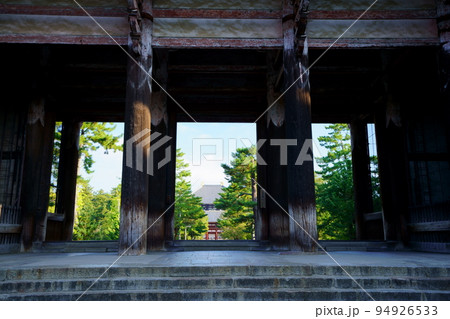 静寂の早朝・無人の東大寺南大門から東大寺・中門方面 94926533