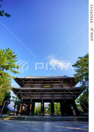 静寂の早朝・無人の東大寺南大門から東大寺・中門方面 94926543