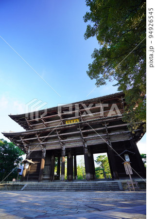 静寂の早朝・無人の東大寺南大門から東大寺・中門方面 94926545
