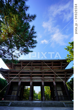 静寂の早朝・大仏殿側から見上げる東大寺南大門 94926564