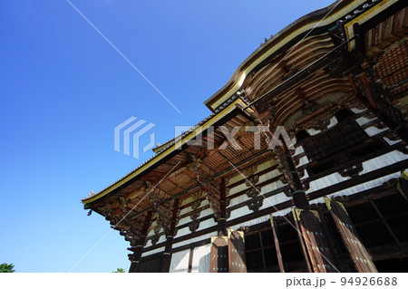 東大寺大仏殿軒を見上げる 94926688
