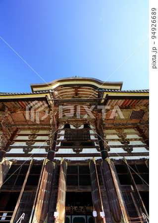 早朝の東大寺大仏殿・近くから見上げる 94926689