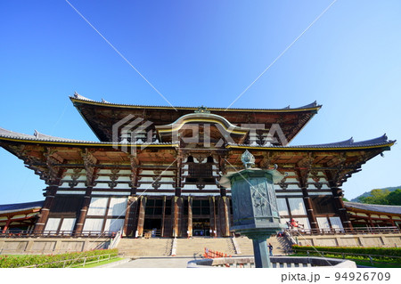 秋の早朝・静寂の東大寺大仏殿 94926709