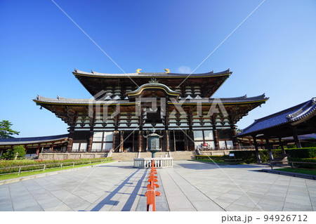 秋の早朝・静寂の東大寺大仏殿 94926712