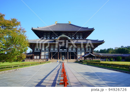 秋の早朝・東大寺大仏殿・後ろ姿の人影一人 94926726