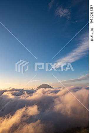 頭を出す羊蹄山 頭を出す羊蹄山 94926867