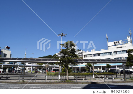 神奈川県 逗子駅東口の街並み 94927106