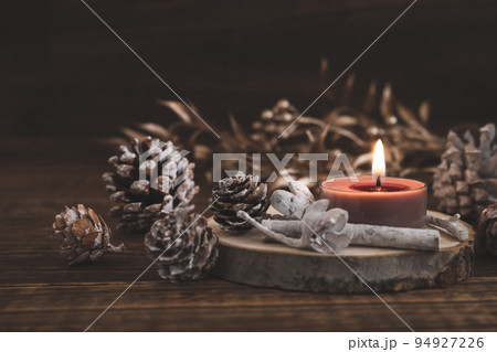 リラクゼーションキャンドル　秋冬のイメージ素材 94927226