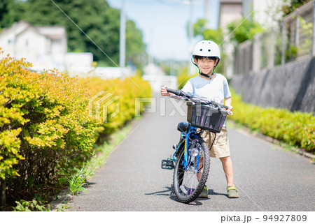 公園で自電車に乗る男の子 94927809