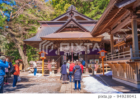 （山梨県）新倉山浅間神社（荒浜神社）お参りする人達 94928041