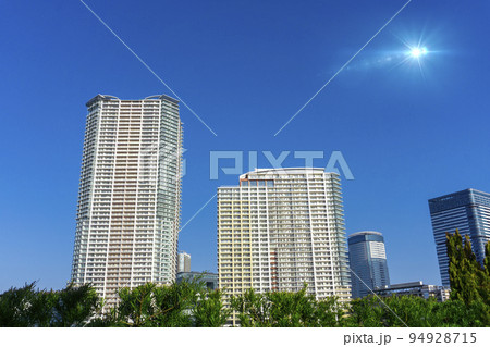 高層マンションの外観と爽やかな青空の風景 94928715
