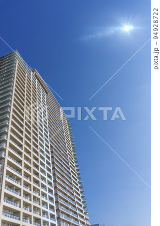 高層マンションの外観と爽やかな青空の風景 94928722