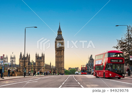 ロンドン　夕暮れのウェストミンスター 94929076