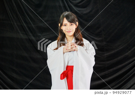 黒背景で巫女服を着た日本人女性 黒背景で巫女服を着た日本人女性 94929077