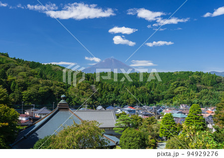 富士山と竹之下の町並み 94929276