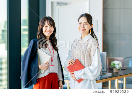 オフィスのビジネスウーマン オフィスのビジネスウーマン 94929529