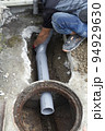 排水管を施工する職人 94929630