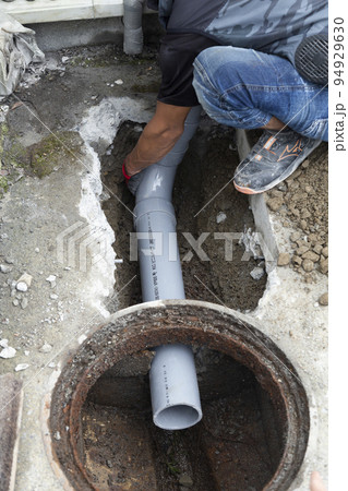 排水管を施工する職人 排水管を施工する職人 94929630